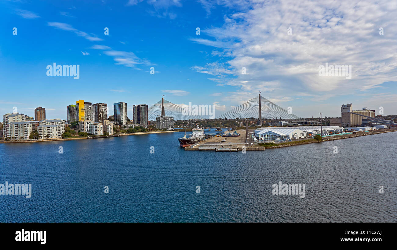 L'Anzac Bridge è un 8-lane-cavo alloggiato bridge spanning Johnstons baia tra Pyrmont e Glebe Island (parte del borgo di Rozelle), vicino a th Foto Stock