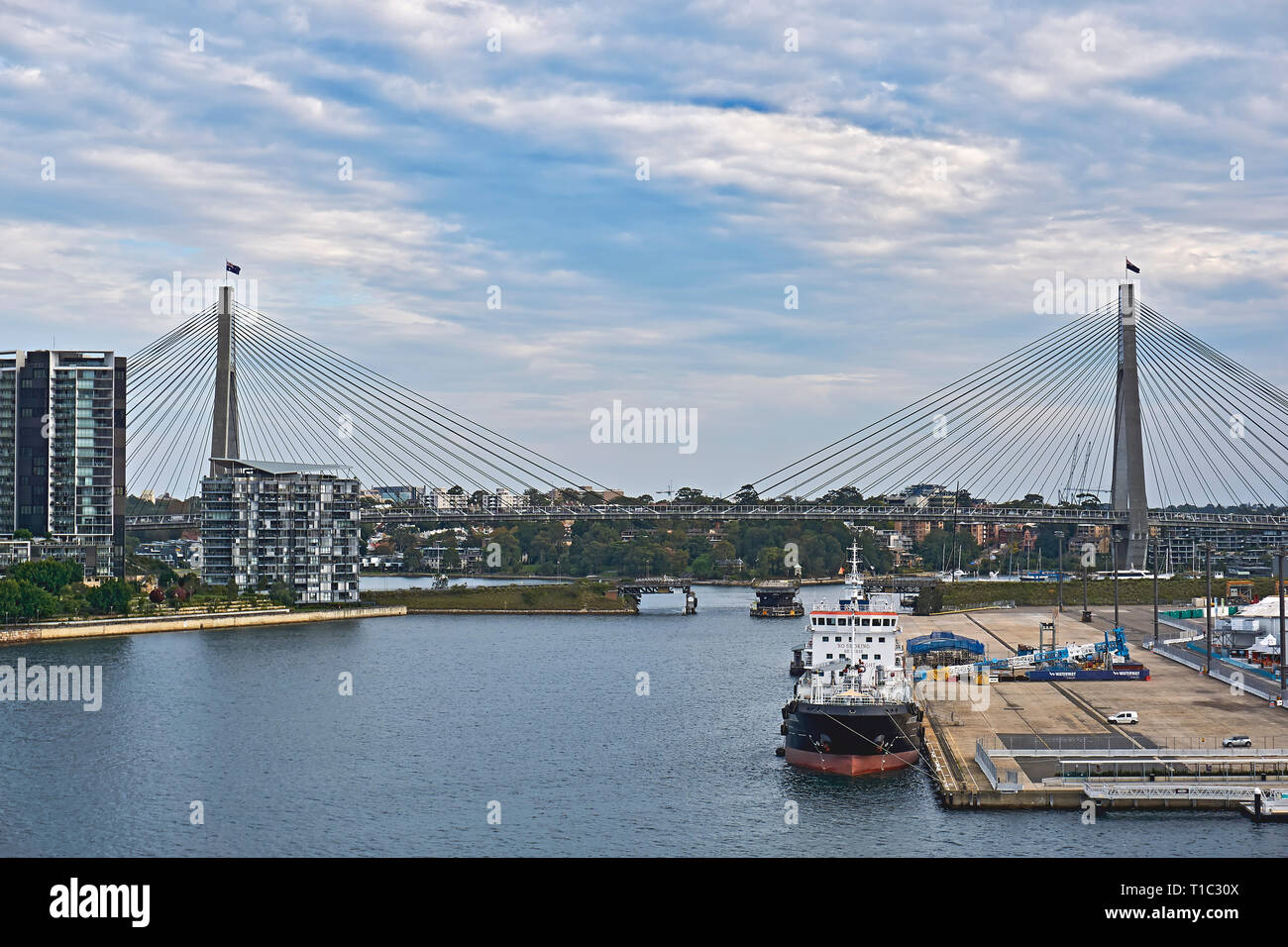 L'Anzac Bridge è un 8-lane-cavo alloggiato bridge spanning Johnstons baia tra Pyrmont e Glebe Island (parte del borgo di Rozelle), vicino a th Foto Stock
