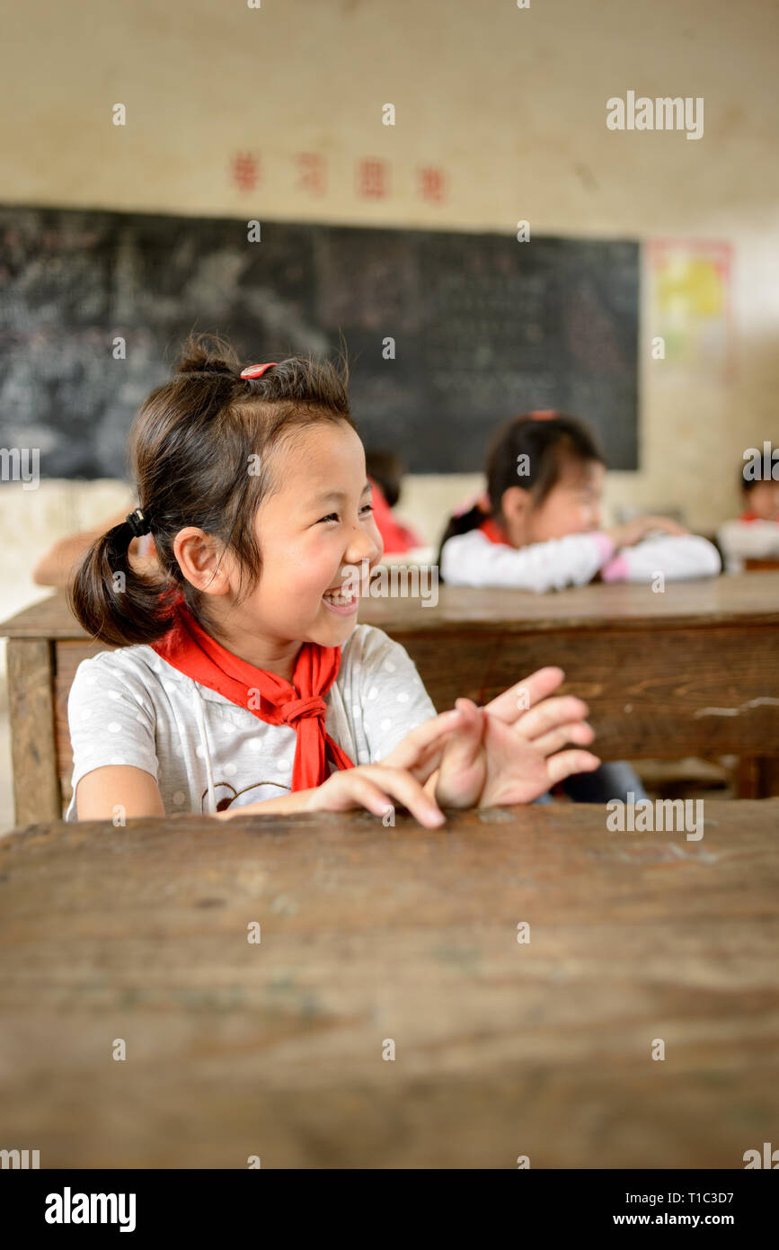 Elementare scuola di età i bambini che frequentano la classe in una classe rurale nella regione di Guangxi del centro sud della Cina. Foto Stock