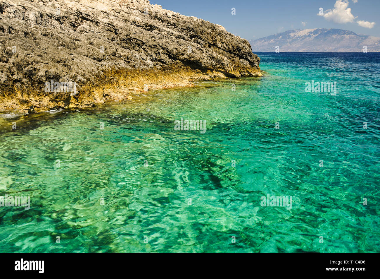 Estate vista del mare cristallino, con turchese acqua colorata e rock costa. Vacanza in barca tra grotte blu in Grecia. Foto Stock