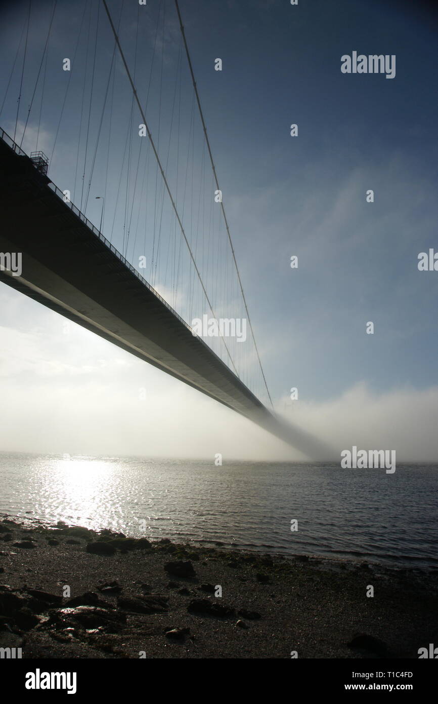 Humber Bridge, single-span sospensione ponte nella nebbia Foto Stock
