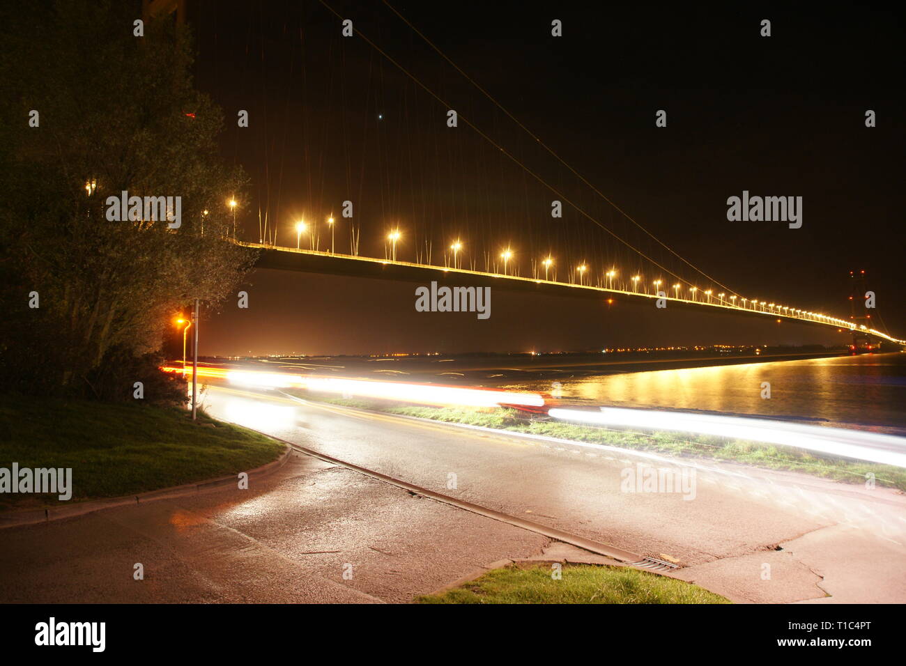 Humber Bridge, single-span sospensione ponte di notte Foto Stock