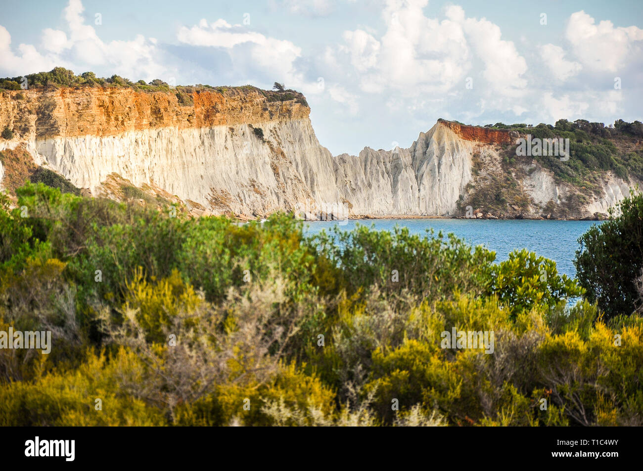 Una grande vista da una distanza su una grande roccia. Colorato paesaggio della splendida natura mediterranea, con il verde degli alberi e il blu del mare. Foto Stock