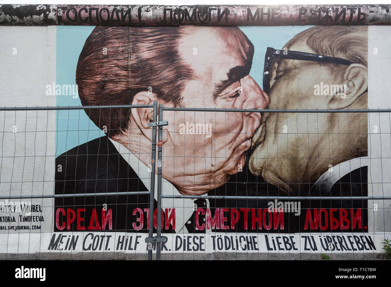 Il famoso bacio fraterno graffiti: Mio Dio aiutami a sopravvivere a questo amore letale di Dmitri Vrubel sul muro di Berlino a Berlino, Germania. Foto Stock