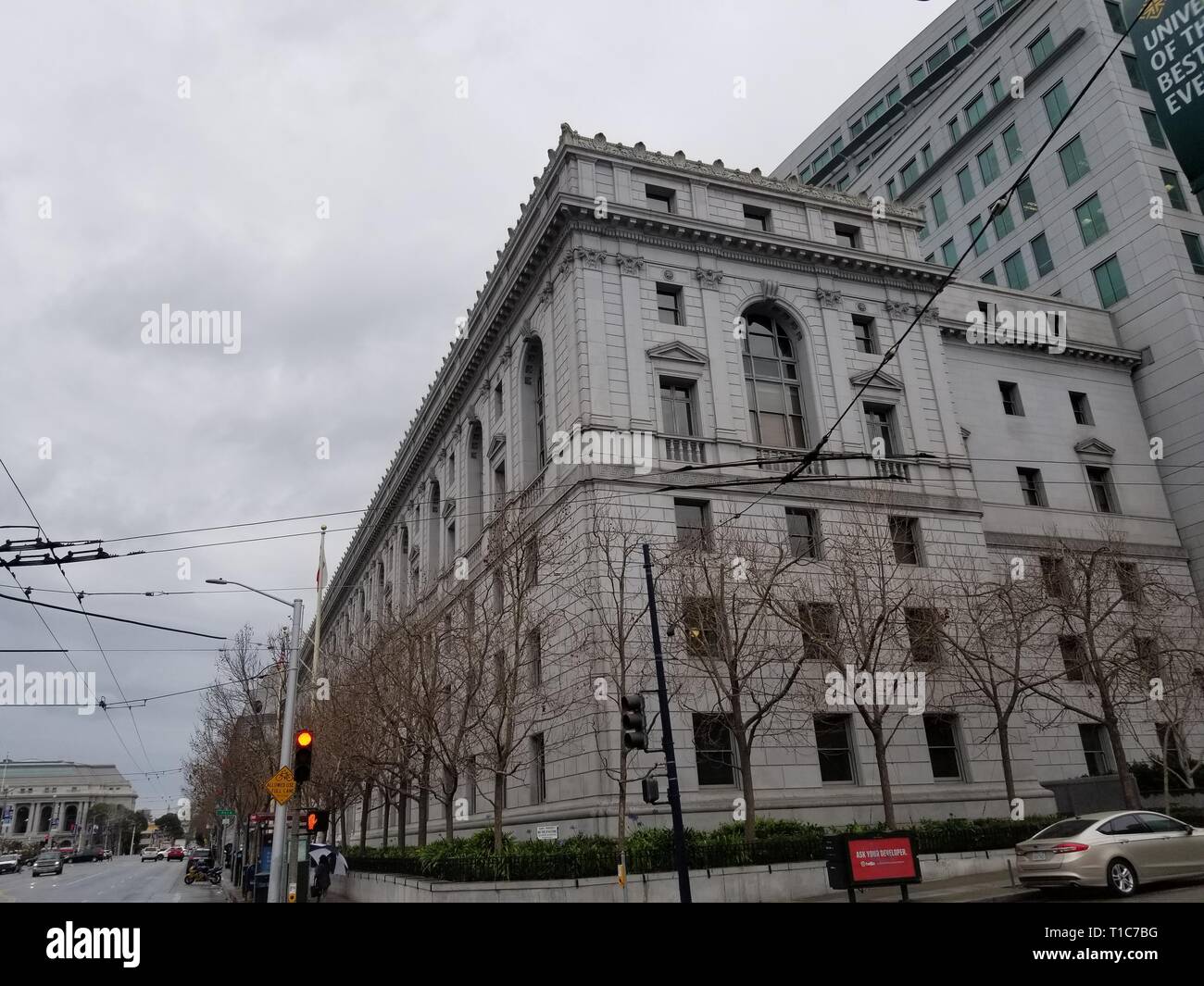 Vista laterale del Tribunale Supremo della California in un giorno nuvoloso, Civic Center di San Francisco, California, febbraio 2019. () Foto Stock