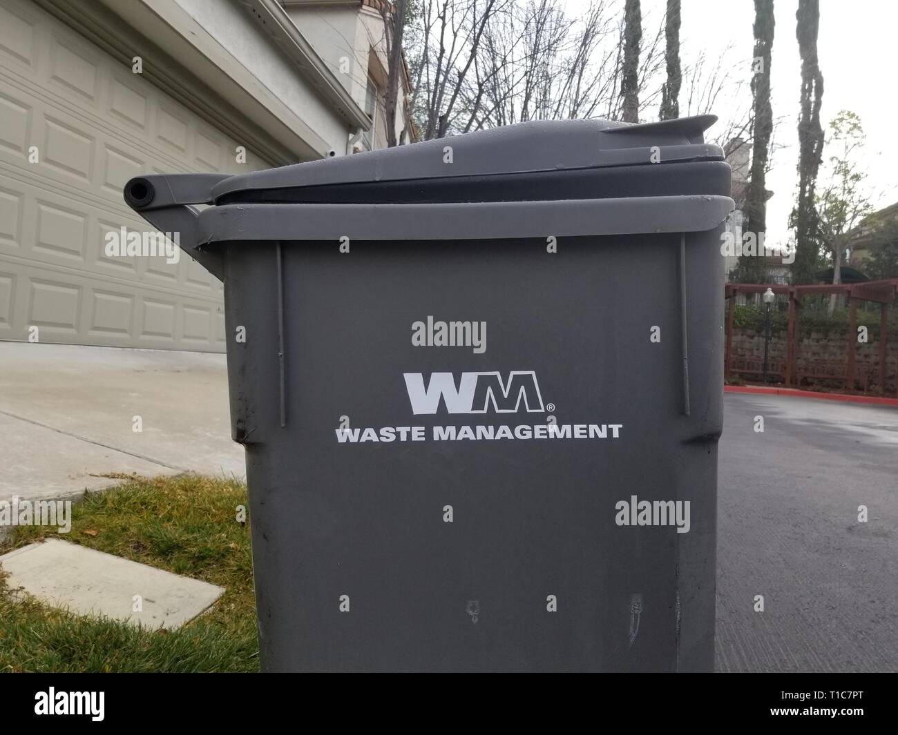Close-up di grigio cestino con logo per il riciclaggio e la messa in discarica di rifiuti della società di gestione, San Ramon, California, febbraio 2019. () Foto Stock