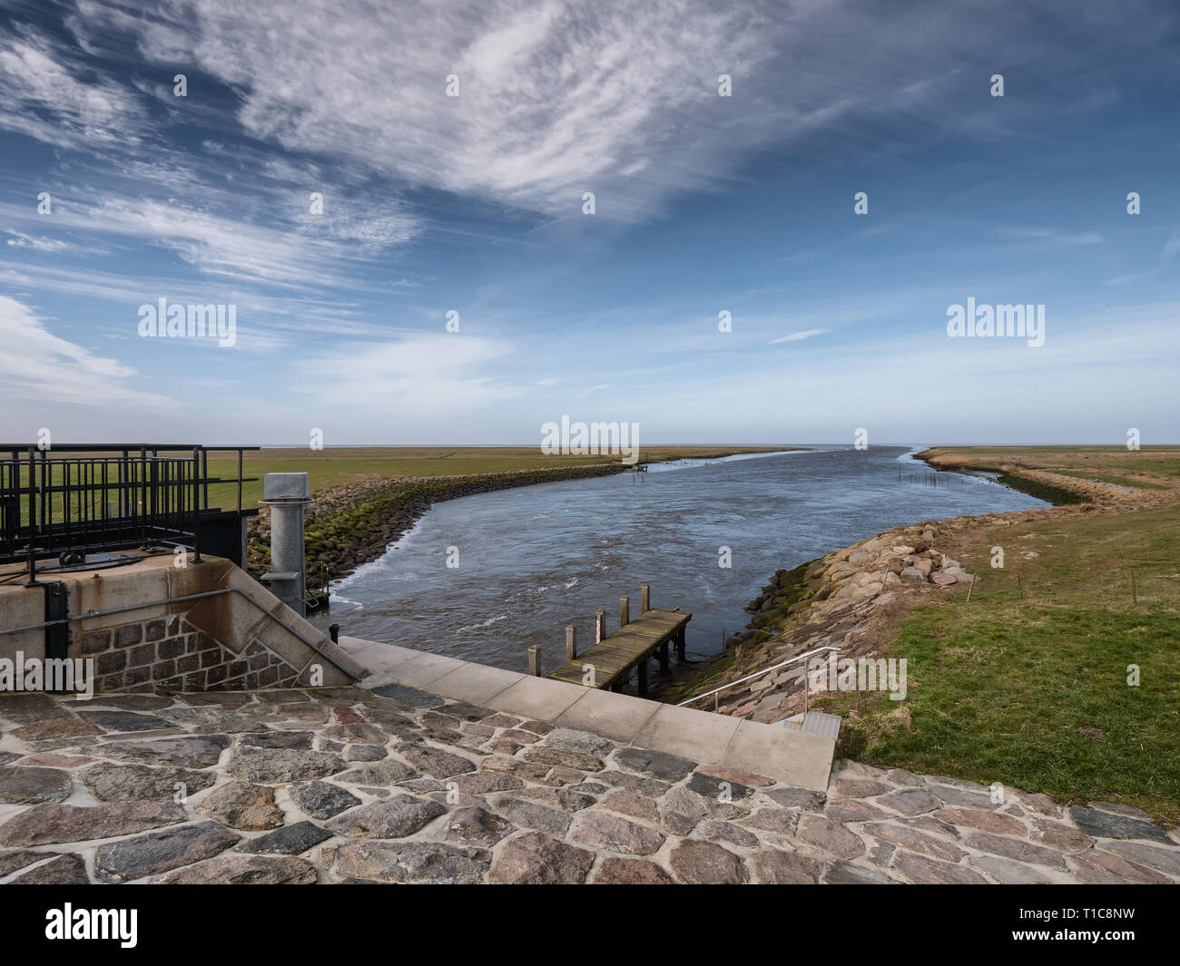Kammerslusen cancelli aperti per il mare di Wadden nei pressi di Ribe, Danimarca Foto Stock