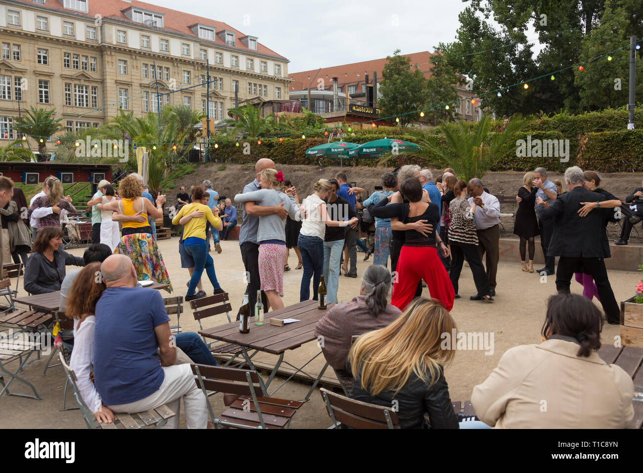 La gente ballare salsa all'aperto in piazza della città su uno dei molti eventi estivi di Berlino in Germania il 28 settembre, 2016. Foto Stock