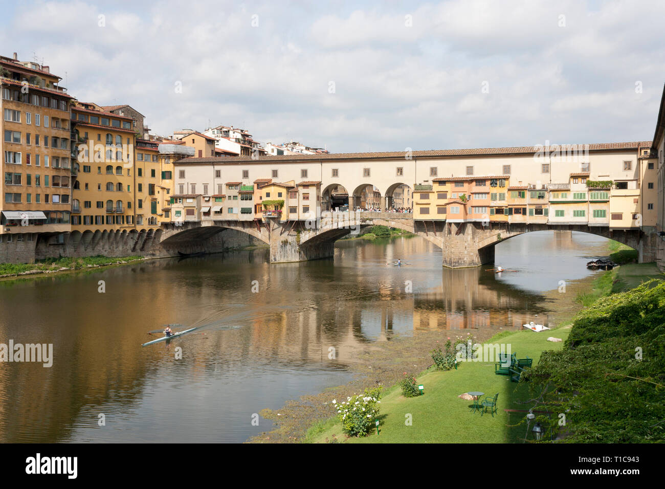 Il Ponte Vechio ponte che attraversa il fiume Arno a Firenze. Foto Stock
