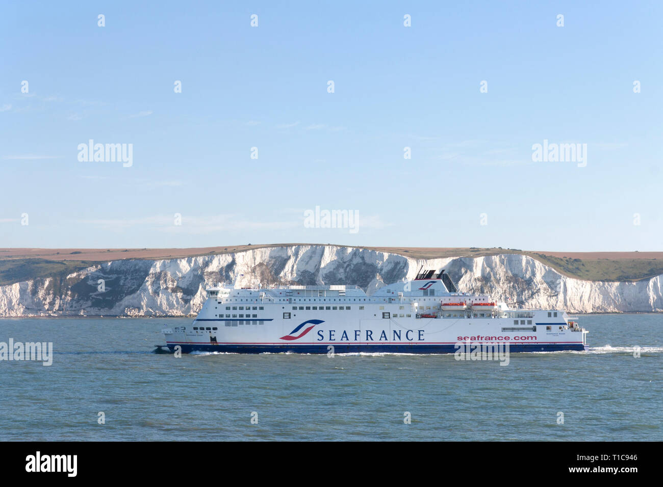 Un traghetto Seafrance lungo le bianche scogliere di Dover. Foto Stock