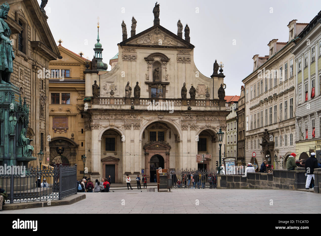 Praga, Repubblica Ceca - Marzo 04, 2019: la barocca chiesa dei Santi. Francesco di Assisi a il crociato Square Foto Stock
