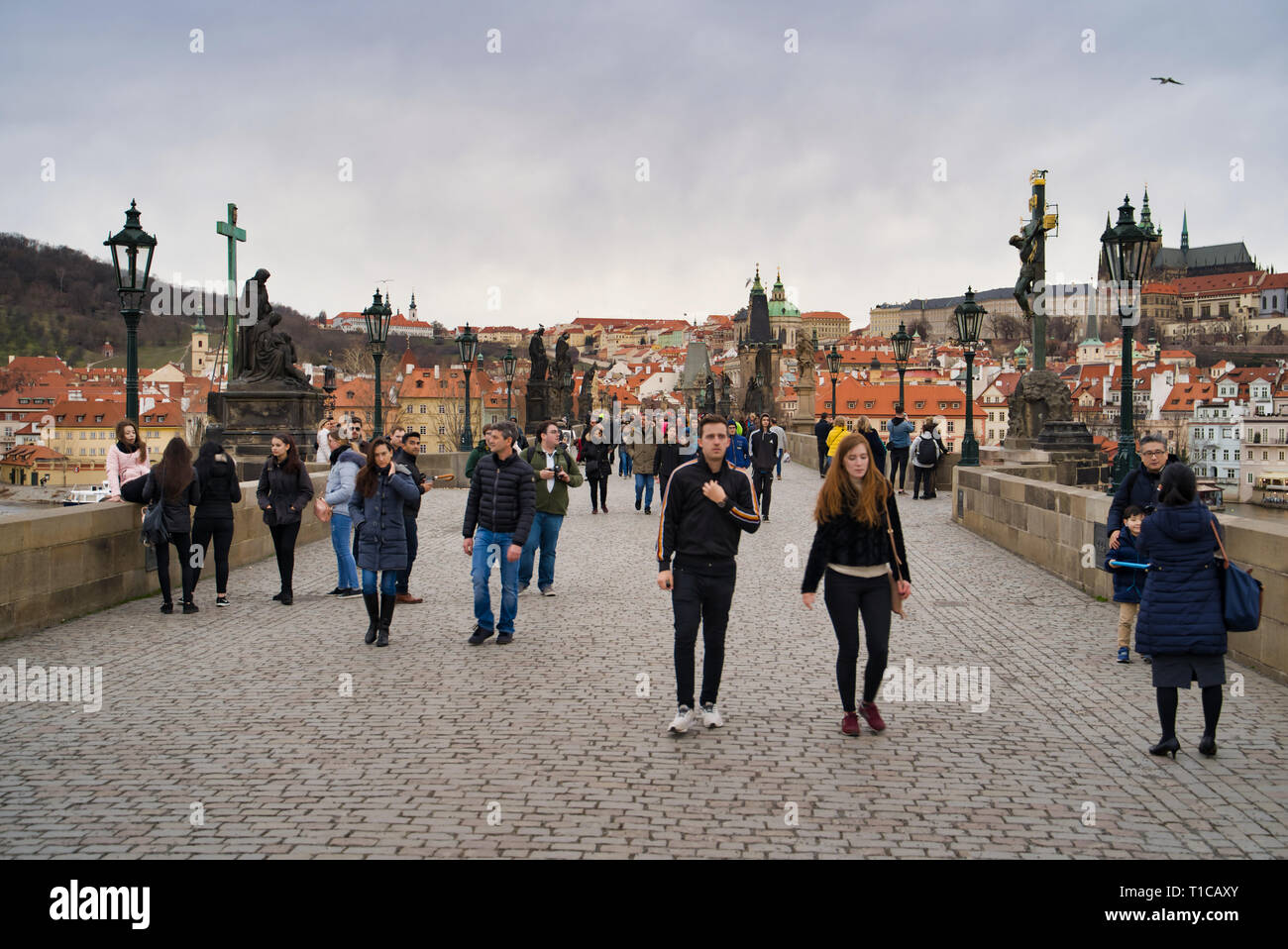 Praga, Repubblica Ceca - Marzo 04, 2019: Charles Bridge (Karluv Most), la vista della città vecchia e molti turisti a piedi Foto Stock