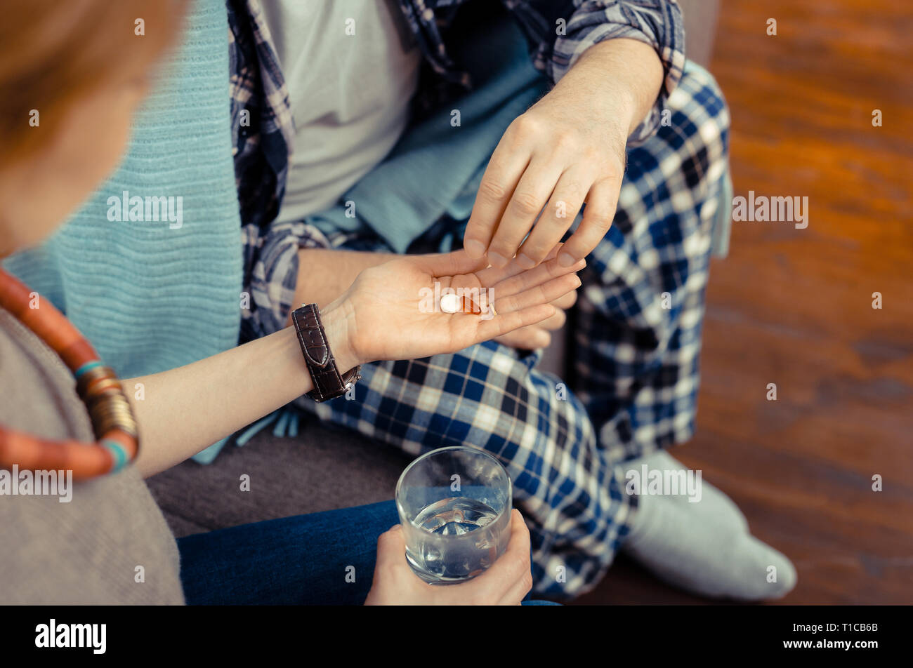 Vista dall'alto di pillole giacente sul palm Foto Stock
