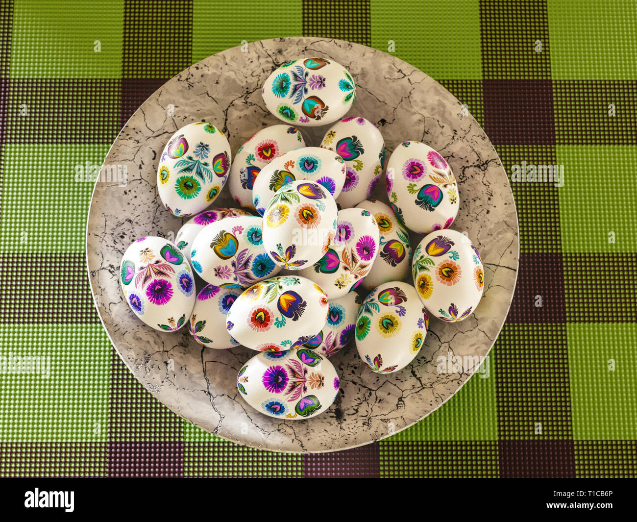 3D render di uova di Pasqua con il polacco floral pattern folk posto sulla piastra sul tavolo visto dal di sopra Foto Stock