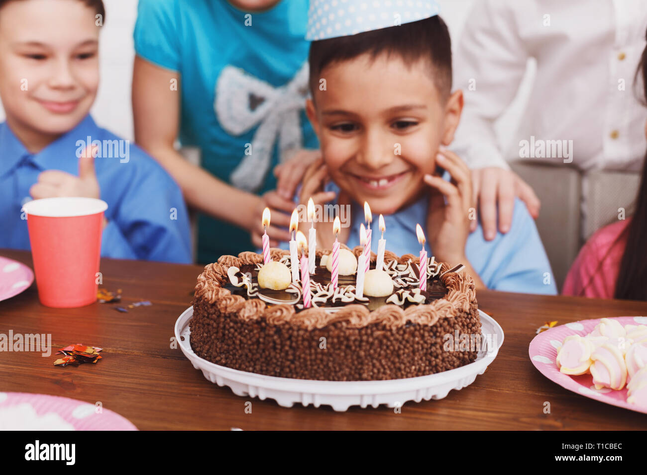 Torta di compleanno Ragazzo celebrando b-giorno e rendendo desiderio Foto Stock