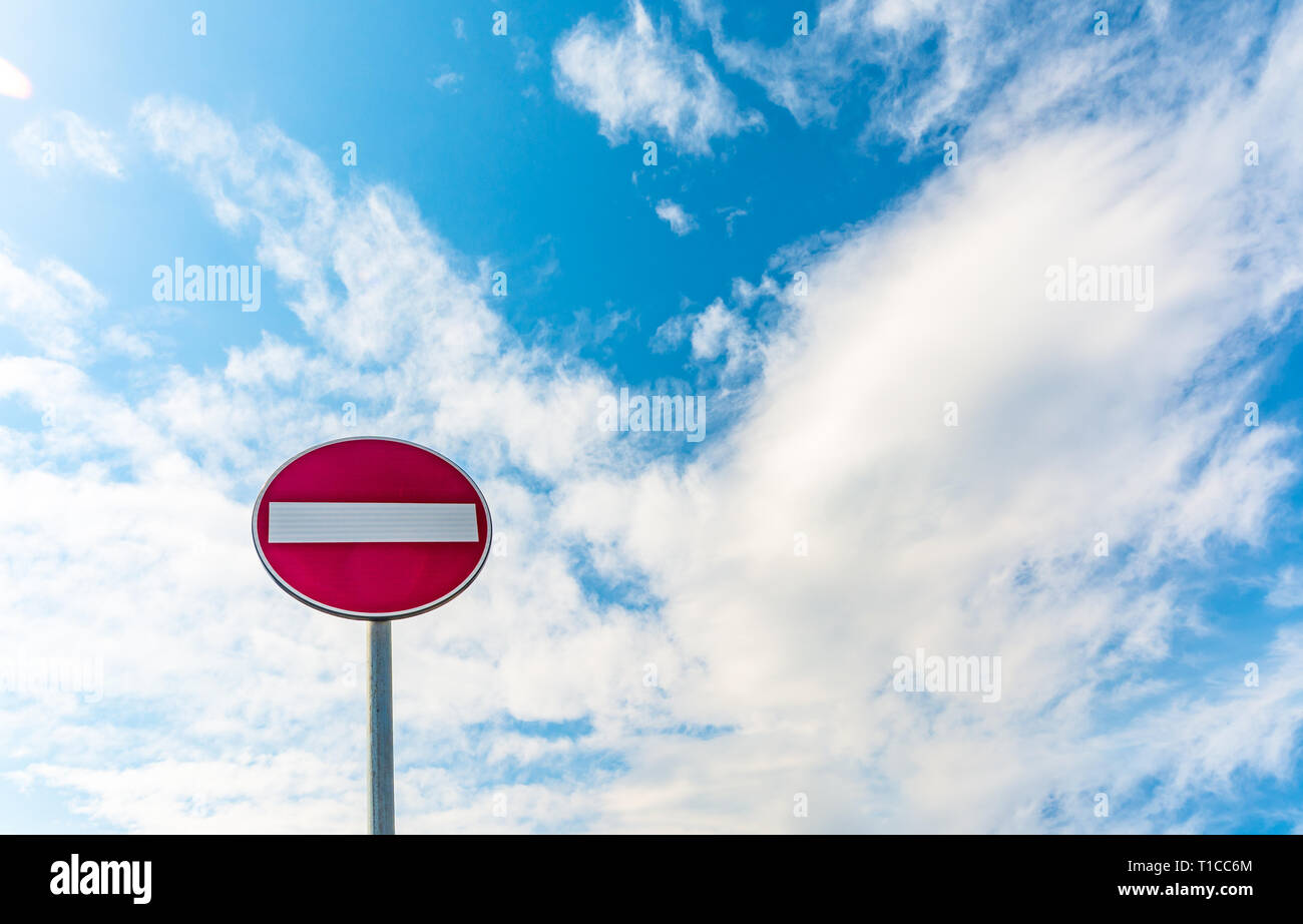 Divieto di accesso cartello stradale sotto una molla nuvoloso sky Foto Stock