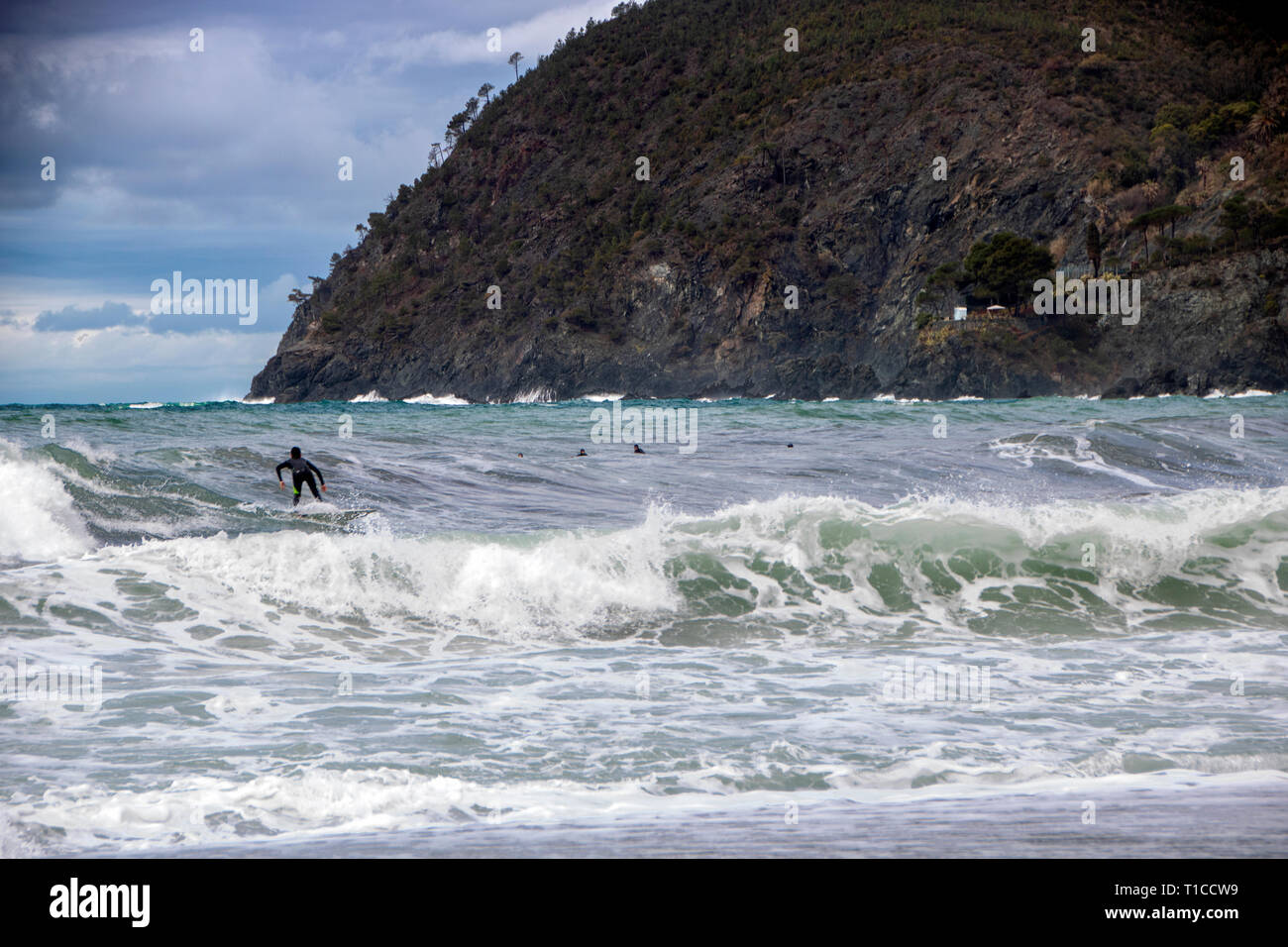 A Levanto - a marzo, 31, 2018 , i surfisti a Levanto con mare ondeggiante in cinque terre parco della Liguria in Italia Foto Stock