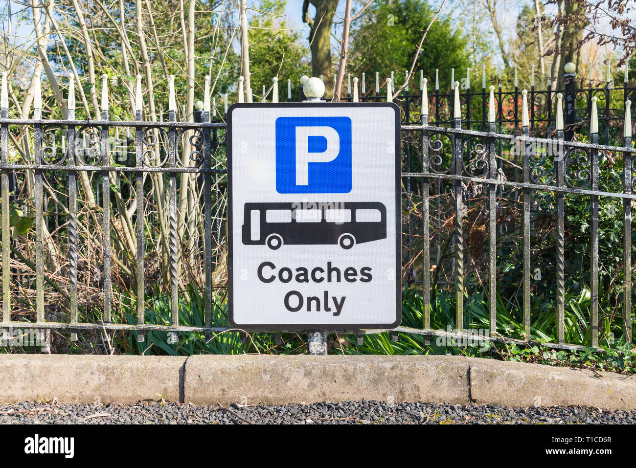 Segno per i pullman solo nel parcheggio a Cannon Hill Park Ubicato nella zona di Edgbaston, Birmingham Foto Stock