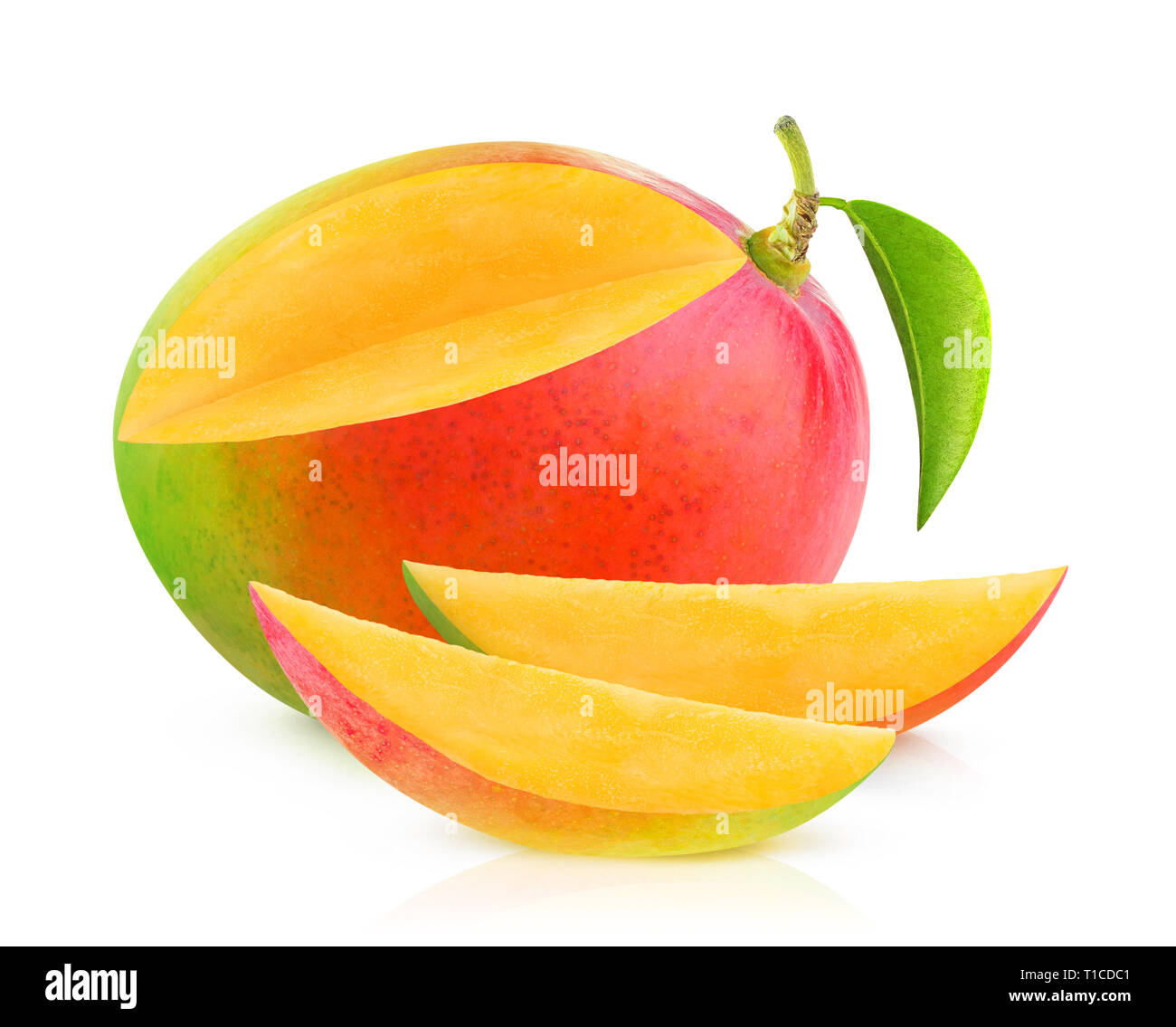 Isolate il mango. Un mango fruit con tagliare fette isolato su sfondo bianco con tracciato di ritaglio Foto Stock