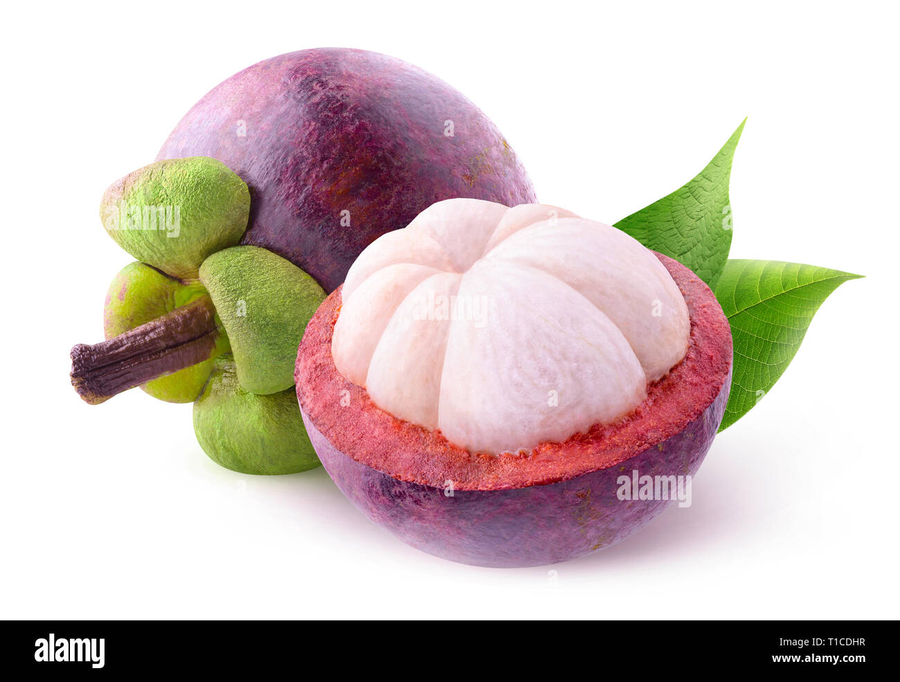 Isolato di frutti tropicali. Uno e mezzo taglio mangostani isolato su sfondo bianco con tracciato di ritaglio Foto Stock