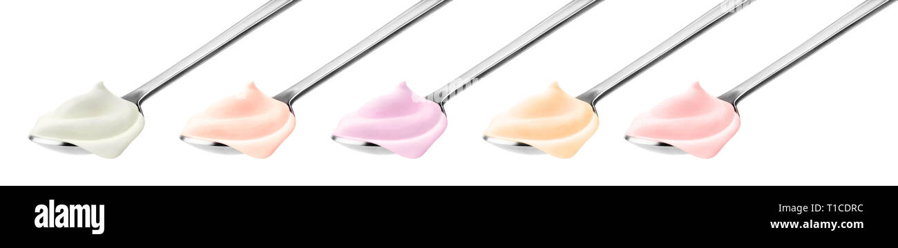 Isolato di raccolta di yogurt. Cucchiai con variopinte yogurt alla frutta isolato su sfondo bianco con tracciato di ritaglio Foto Stock