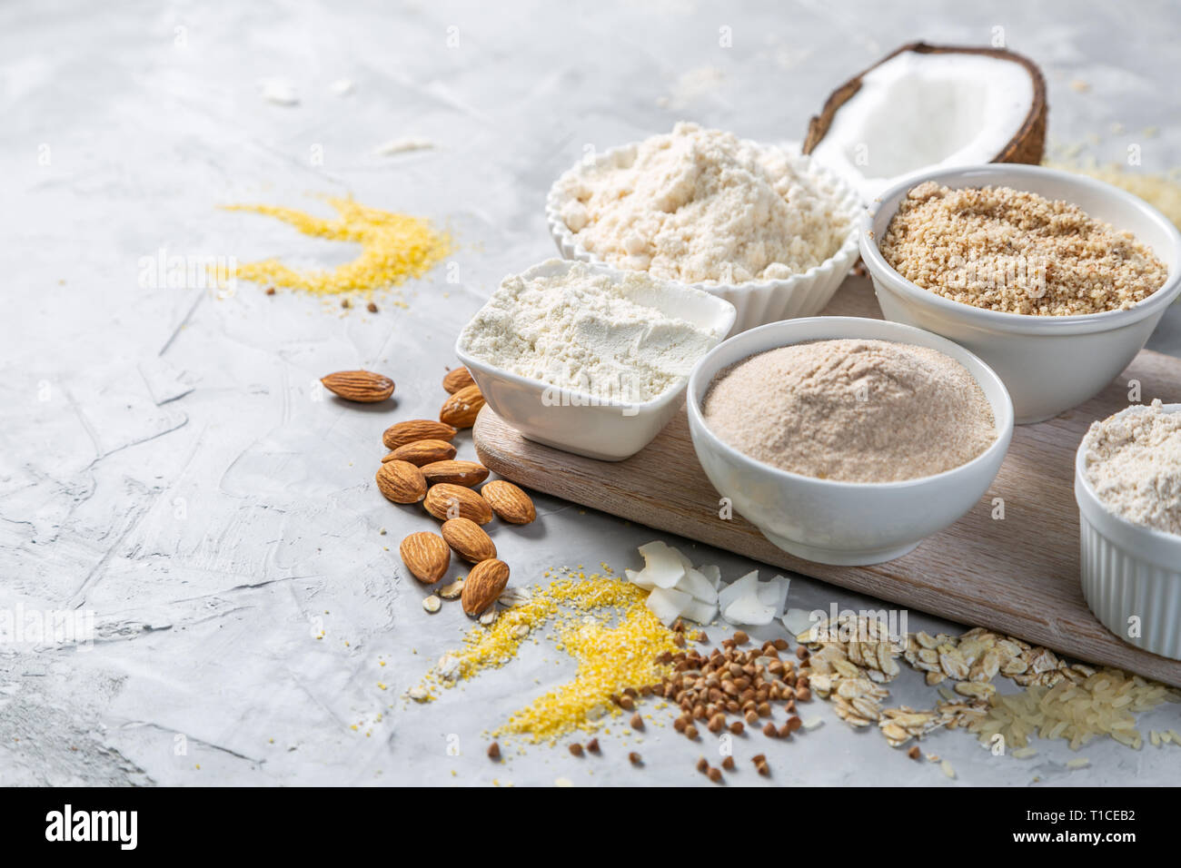 Senza glutine concetto - selezione di alternative di farine e ingredienti Foto Stock