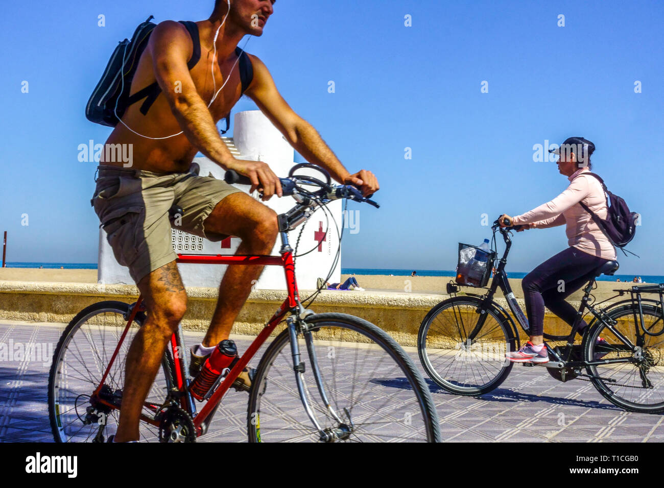 Gente in bicicletta, giro in bicicletta Valencia spiaggia Malvarrosa, spiaggia Spagna Valencia turisti, turistico Foto Stock
