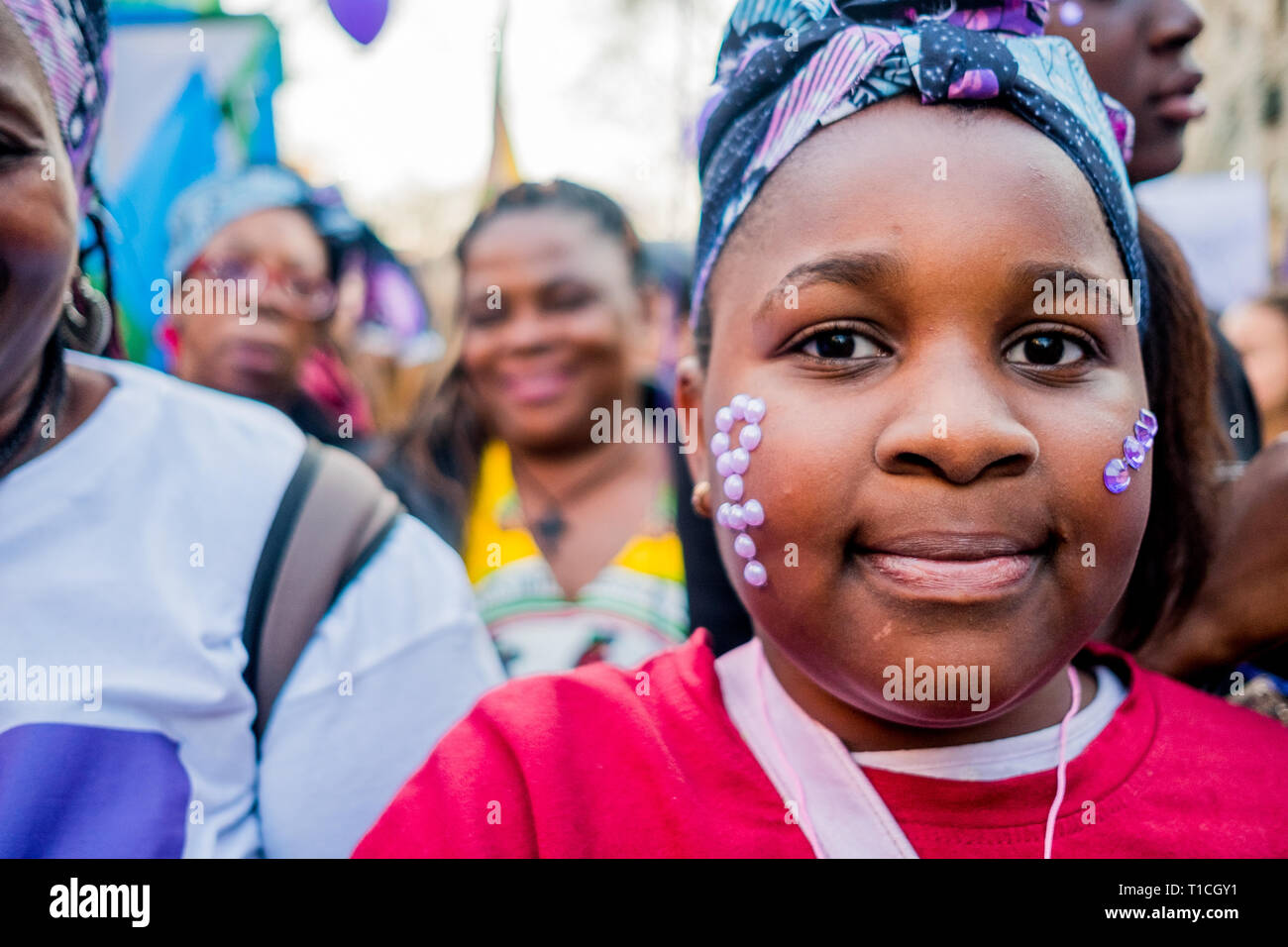Barcellona, Spagna - 8 March 2019: giovane ragazza africana rally nel centro della città durante la festa della donna per migliorare i diritti umani per donne e femminismo Foto Stock
