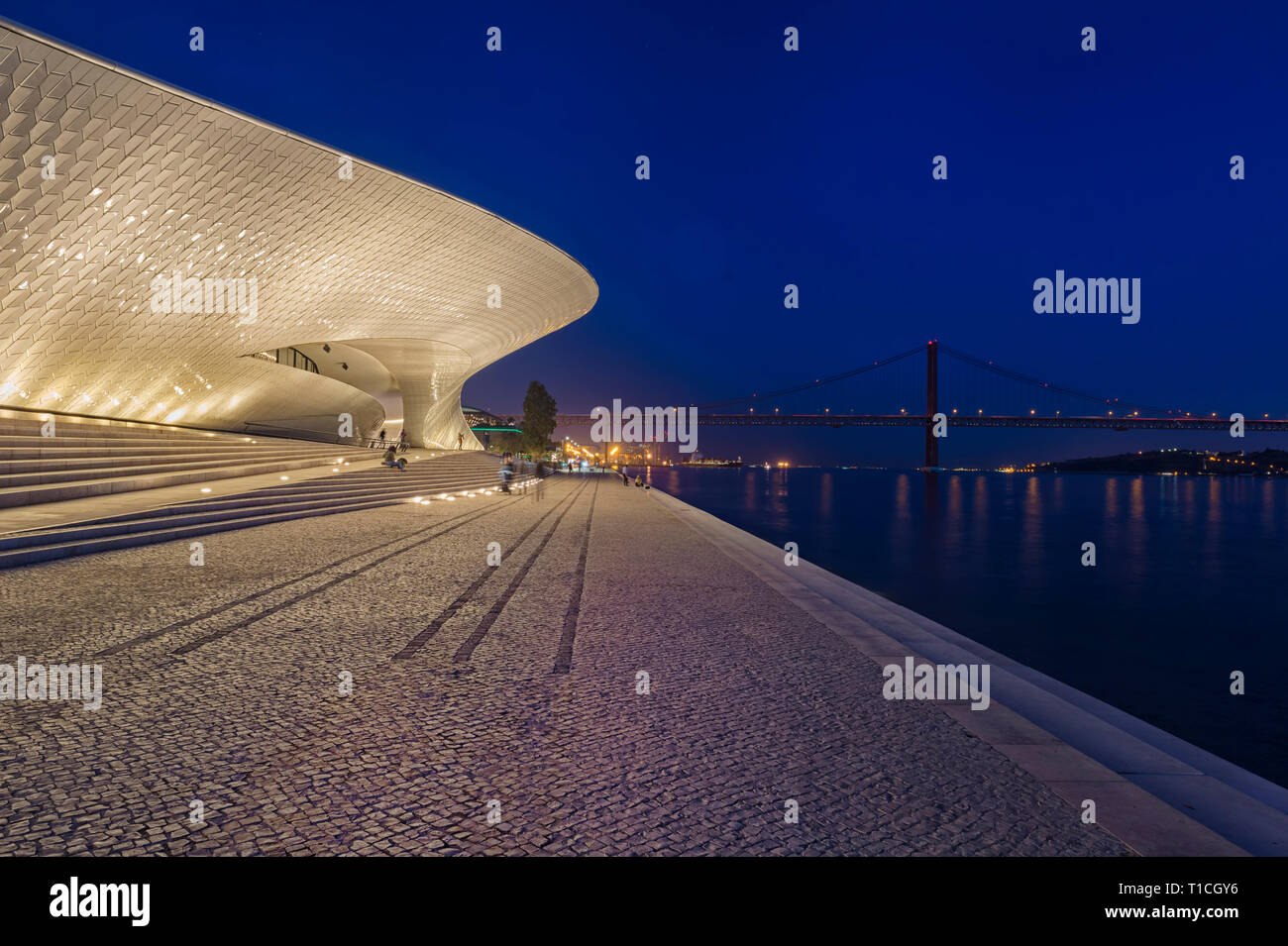 MAAT, Museo d'arte di architettura e tecnologia di notte, quartiere Belem, Lisbona, Portogallo Foto Stock