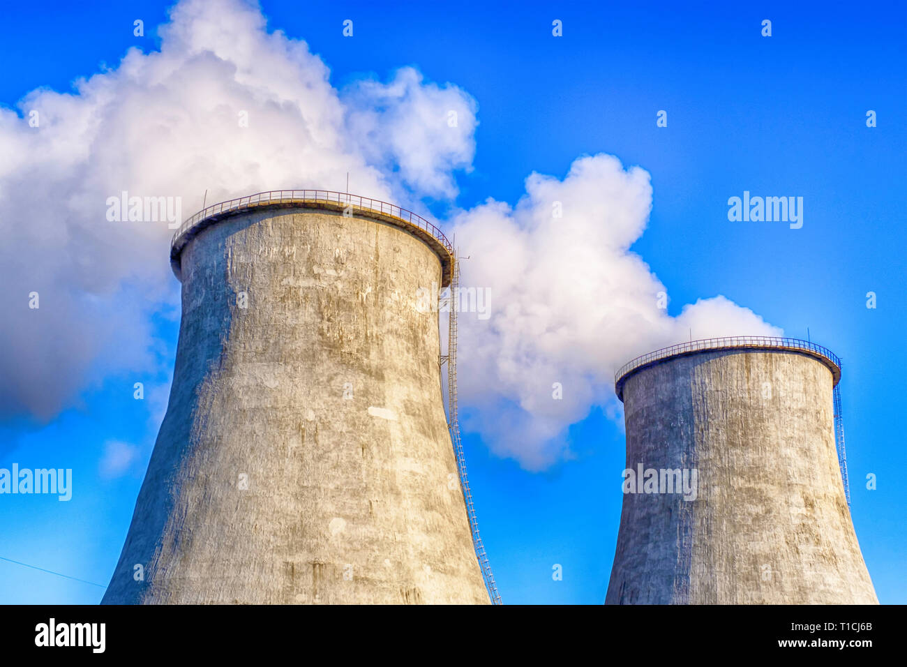 Due grandi pipe di impianto propulsivo. Molto fumo bianco sul cielo blu sullo sfondo. Foto Stock