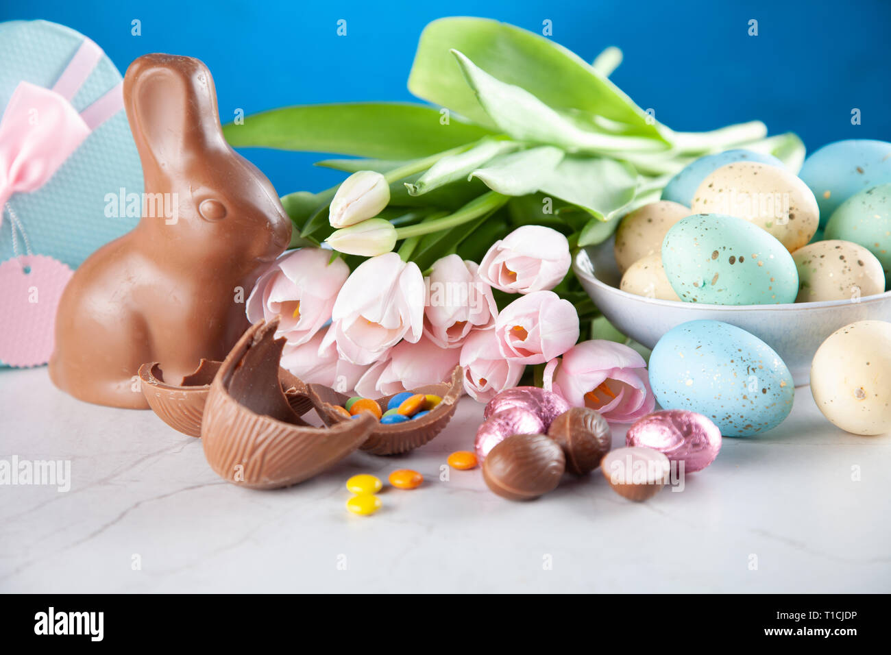 Pasqua coniglietto di cioccolato e le uova Foto Stock