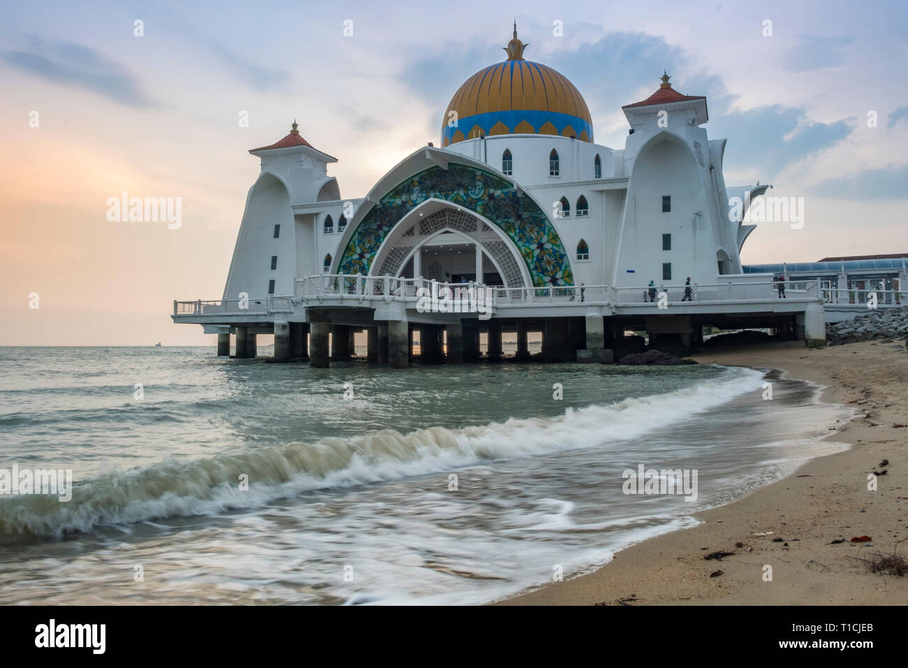 Tramonto su Melaka Straits moschea, situato in Malaysia e costruito utilizzando il mix di medio-orientale e artigianato malese, assomiglia a un struc flottante Foto Stock