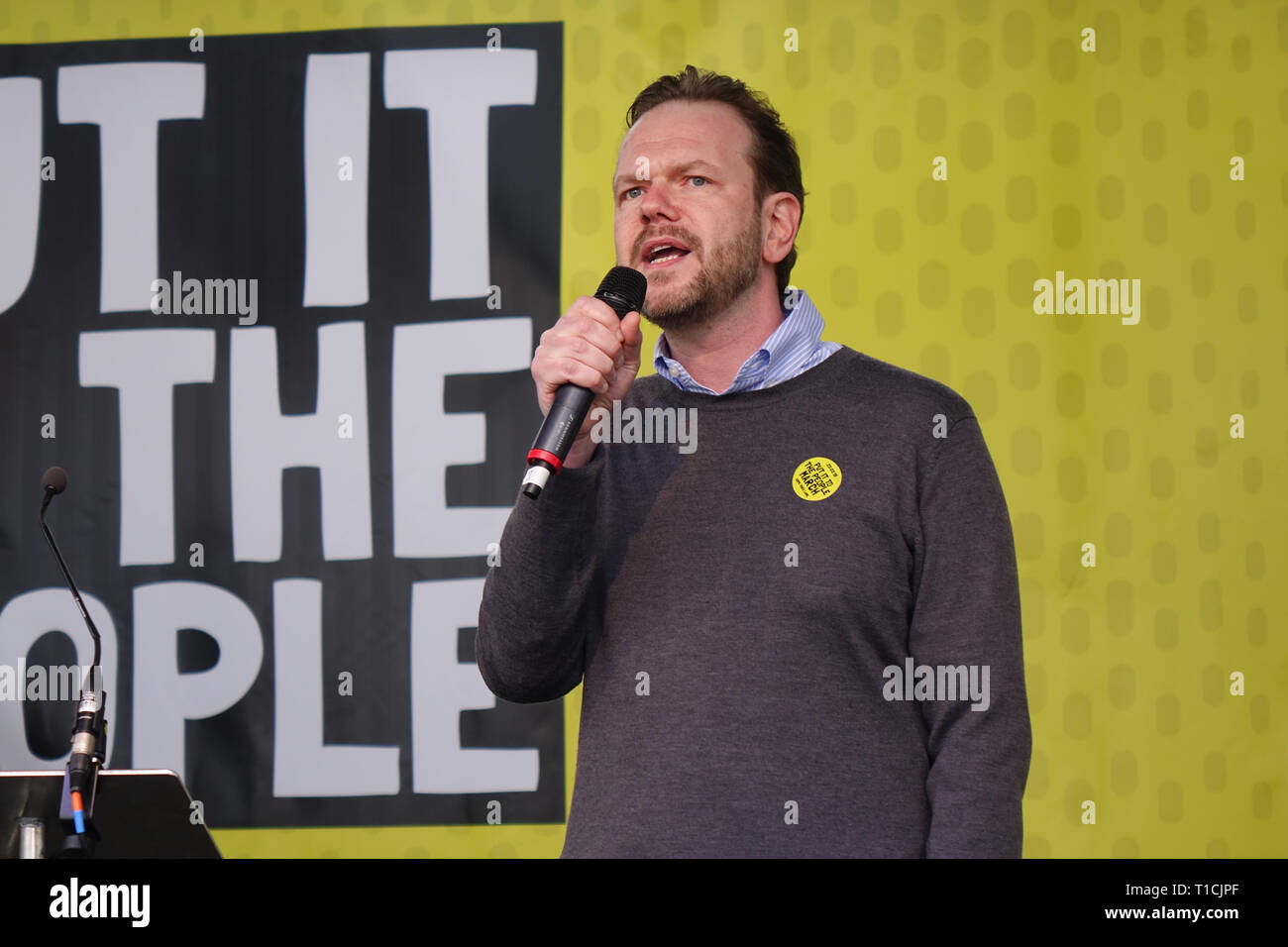 Londra, Regno Unito. 23 marzo, 2019. British radio presenter e podcaster di James O'Brien parla di "voto popolare' Marzo in piazza del Parlamento. Foto Stock