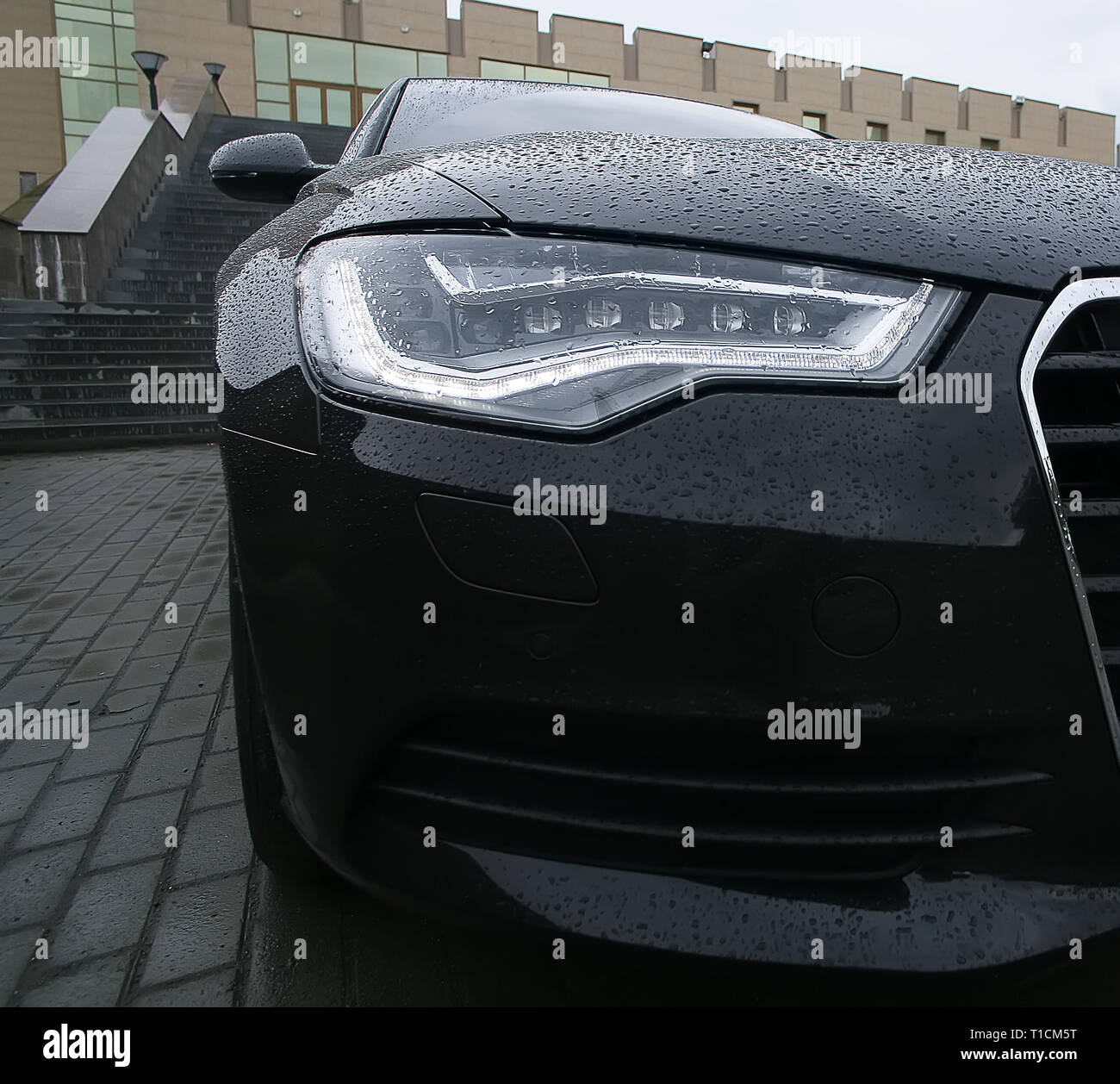 Il faro di moderne auto di prestigio da vicino Foto Stock