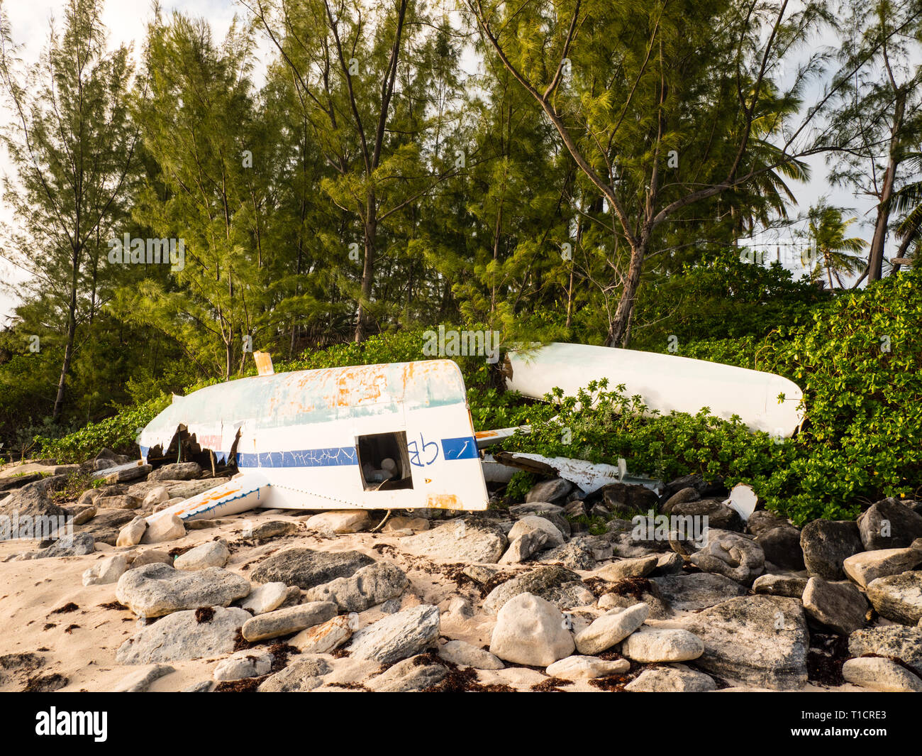 Paesaggio di catamarano danneggiato, la costa atlantica, governatori Harbour, Eleuthera, Bahamas, dei Caraibi. Foto Stock