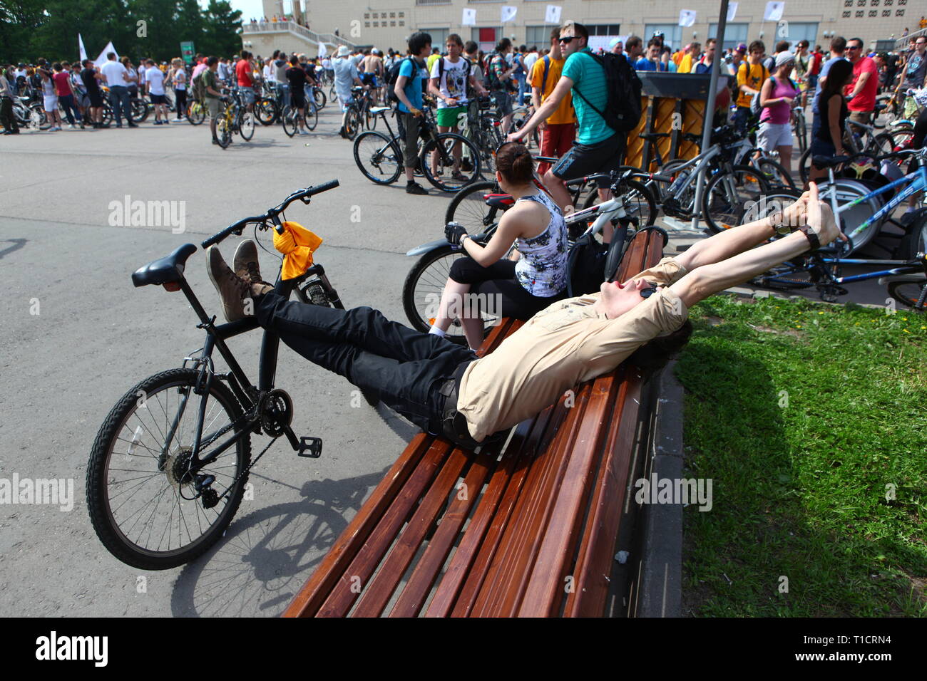 Ciclista su una panca di legno in attesa di maratona Foto Stock