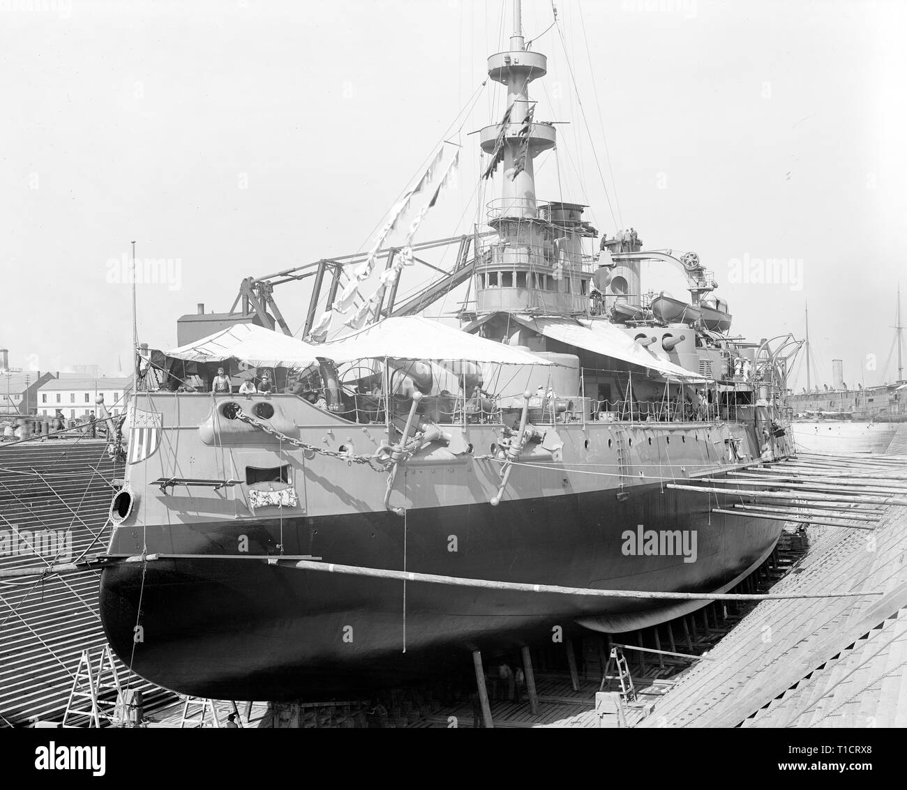 USS Oregon nel bacino di carenaggio, Brooklyn Navy Yard, 1898 Foto Stock