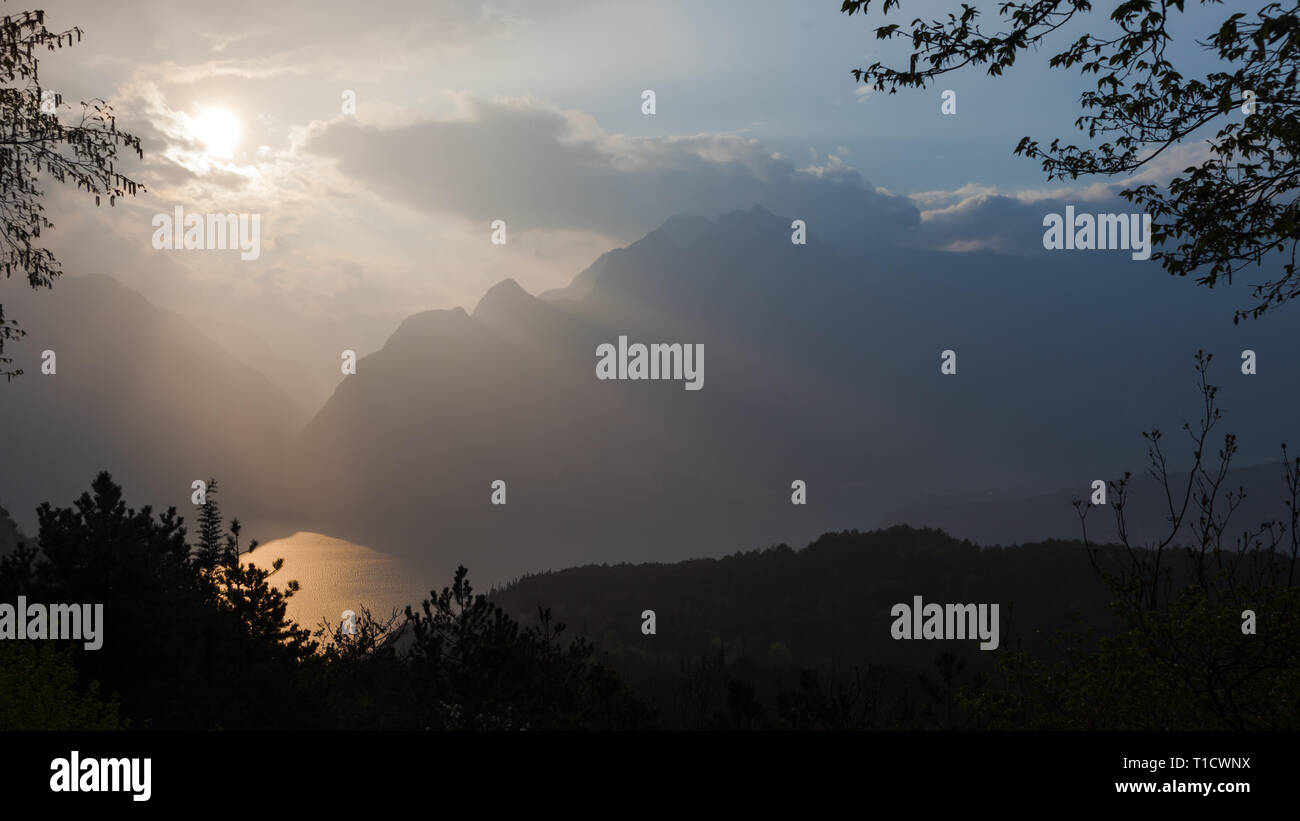 Tramonto sul lago di Garda in Italia in una bella serata primaverile Foto Stock