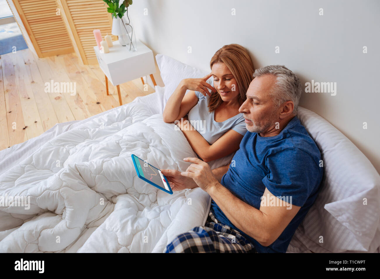 Gli economisti controllo del tasso di cambio sul tavolo al mattino Foto Stock