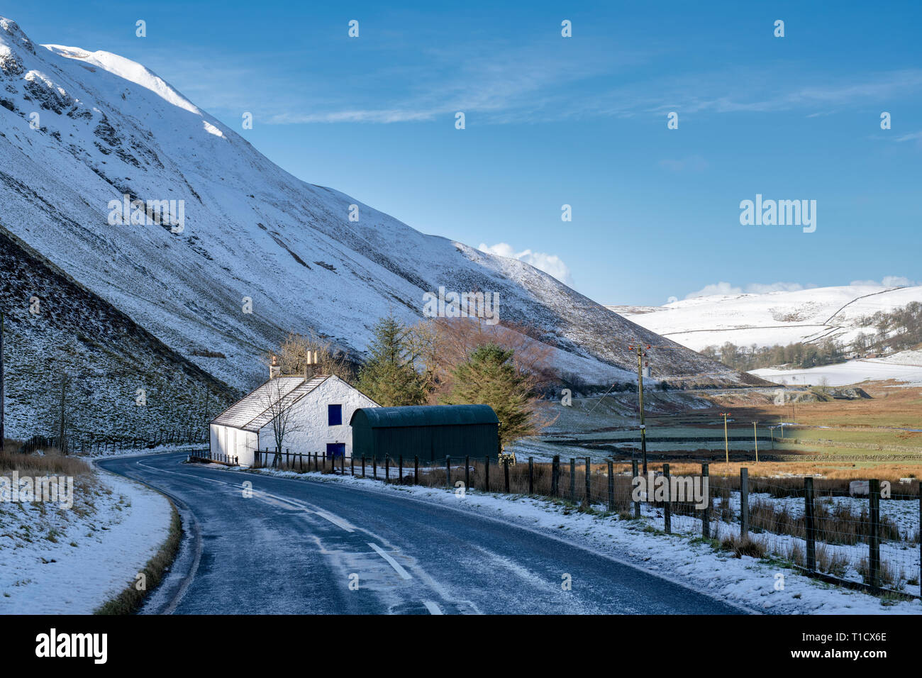 Casa scozzese nella neve lungo il Dalveen passano nel Lowther Hills, Dumfries and Galloway, Scottish Borders, Scozia Foto Stock