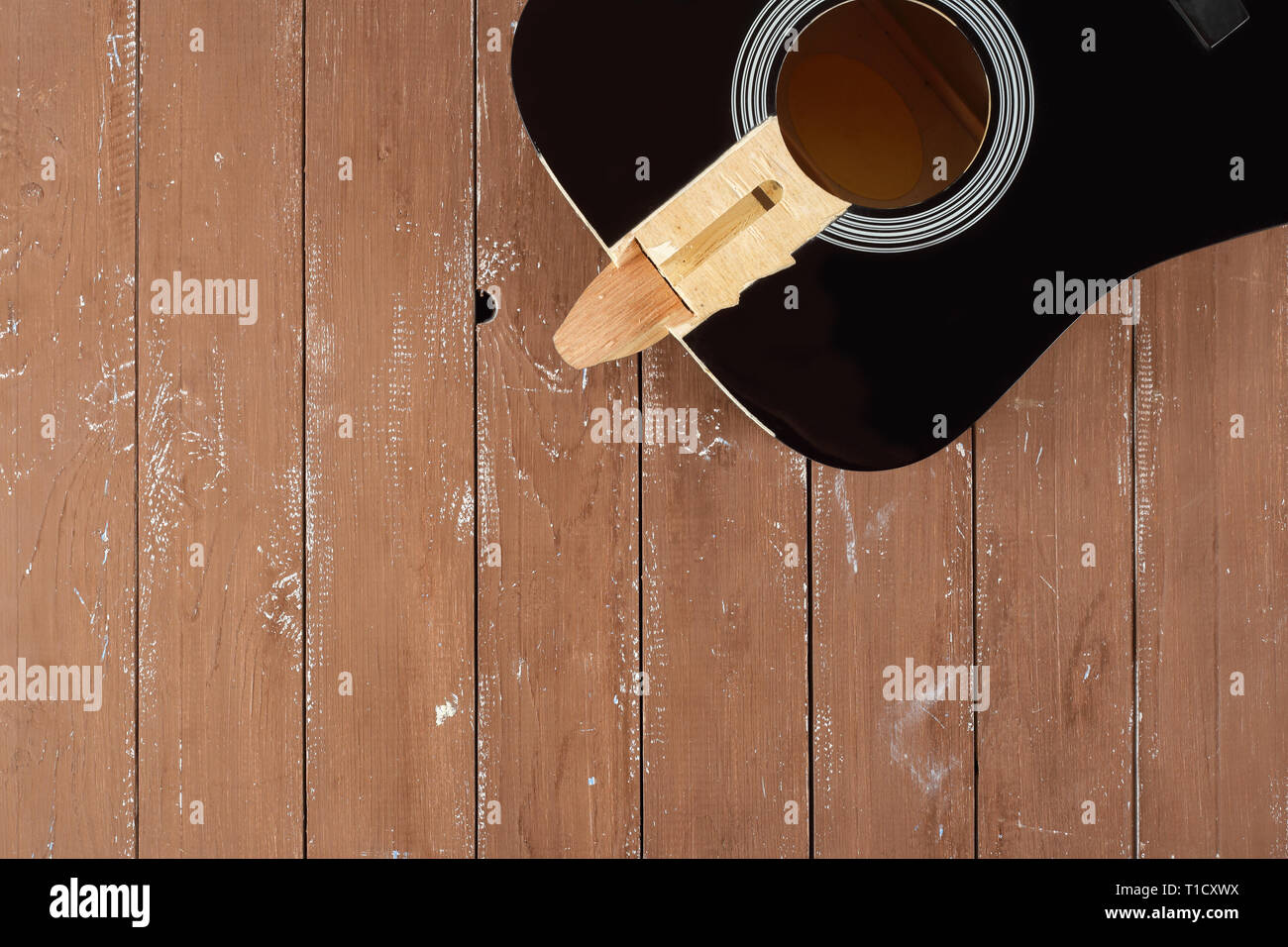 La riparazione di una chitarra e il servizio di assistenza - rottura della scheda del suono di chitarra acustica vista superiore sullo sfondo di legno Foto Stock