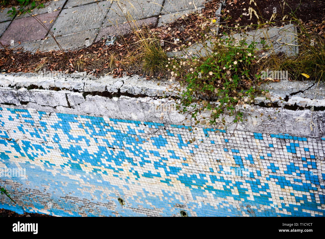 Rotto il blu azzurro retrò mosaico di piastrelle in piscina abbandonate - Berengaria Hotel, Cipro Foto Stock