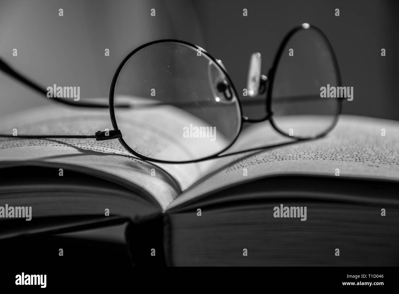 Vienna / Austria / Marzo 23, 2019: bianco e nero close up di bicchieri posa su un libro aperto Foto Stock