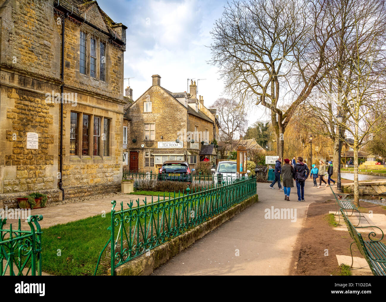 Cotswold pittoresche strade di Bourton sull'acqua, Gloucestershire, Regno Unito Foto Stock