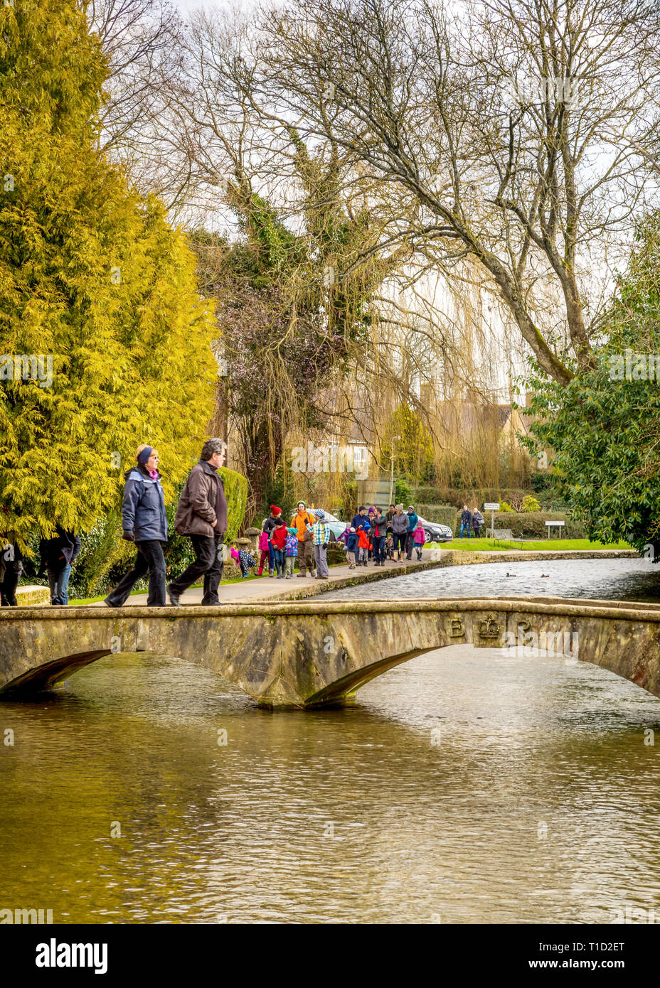 Cotswold pittoresche strade di Bourton sull'acqua, Gloucestershire, Regno Unito Foto Stock