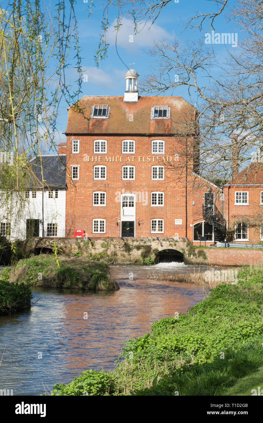 Il mulino a Elstead, Surrey, Regno Unito, un pub rustico o public house sul fiume Wey in un edificio ristrutturato del xvii secolo edificio Mill Foto Stock