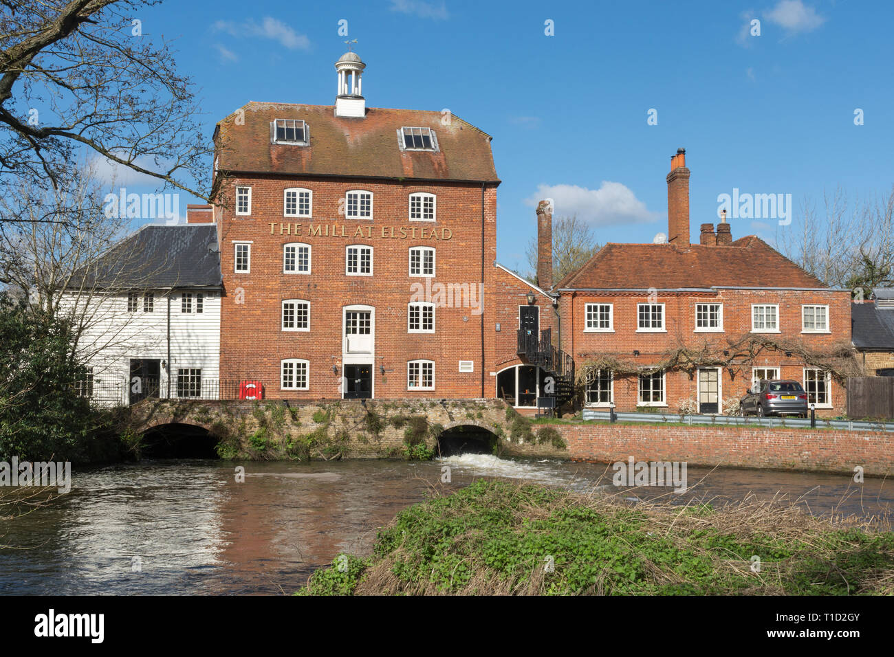 Il mulino a Elstead, Surrey, Regno Unito, un pub rustico o public house sul fiume Wey in un edificio ristrutturato del xvii secolo edificio Mill Foto Stock