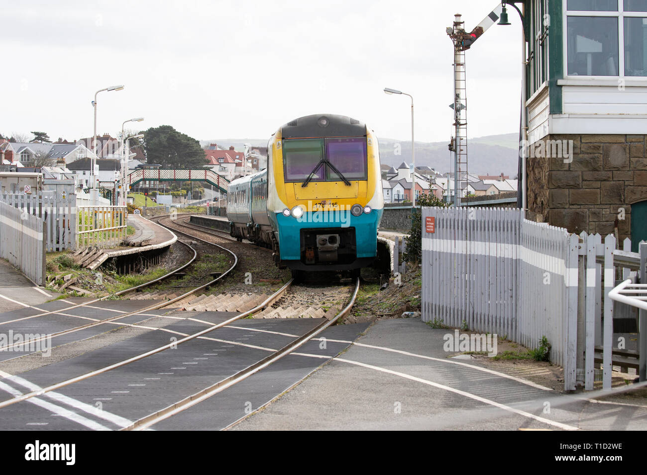 Diesel Multiple Unit Classe 175 Coradia uscire dalla stazione Deganwy, il Galles del Nord in rotta per Llandudno terminus Foto Stock