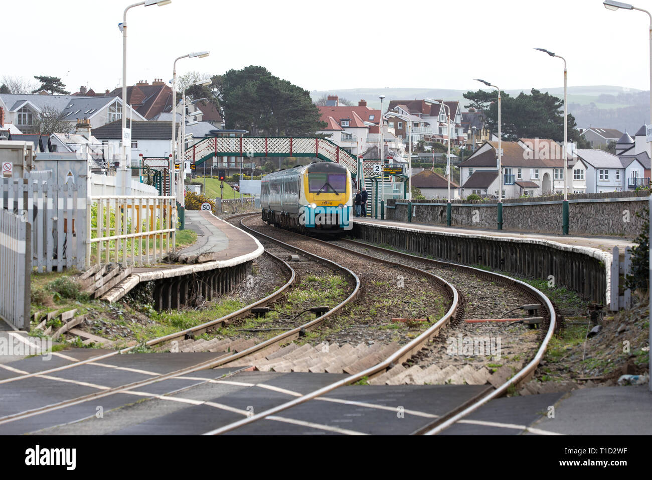 Diesel Multiple Unit Classe 175 Coradia fermandosi per passeggeri alla stazione Deganwy, il Galles del Nord in rotta per Llandudno terminus Foto Stock