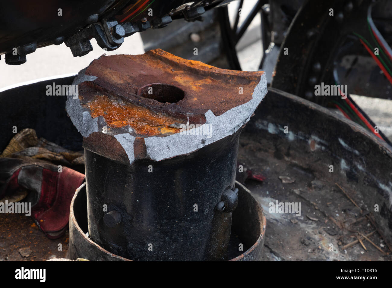 Ghisa di articolazione assale anteriore parte rotta da un vapore motore di trazione in seguito ad un incidente Foto Stock